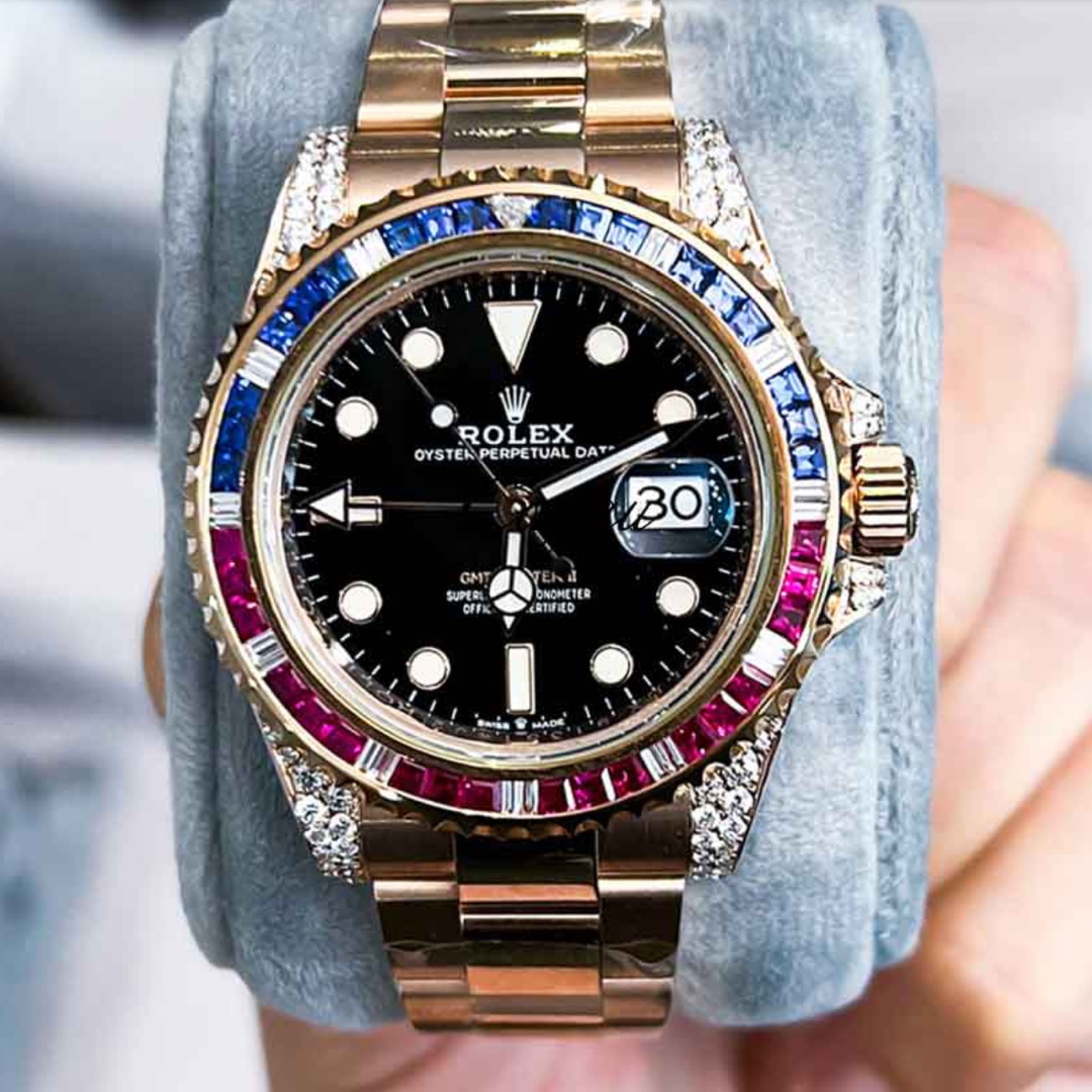 Rolex – GMT-Master II “Pepsi” – 40 mm – Everose Gold – Oyster – Custom Diamond-Set
